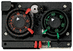 Электромеханический таймер размораживания FRI 77 h-2, суточная и часовая программы, на DIN рейку, 230 В, 1 канал